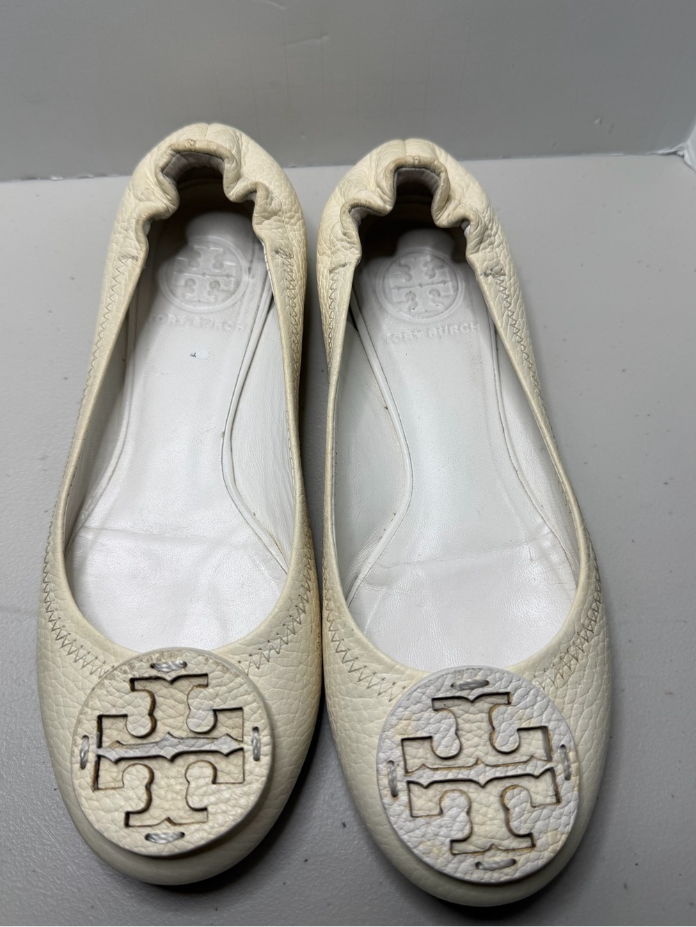 Tory Burch White Pebbled Leather Reva Logo Ballet Flats Size 5 1/2 Spring